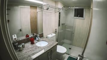 Chuveiro, secador de cabelo, toalhas de banho, sabonete