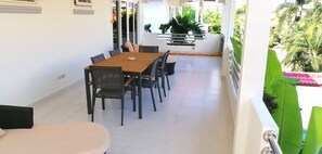 屋外ダイニングエリア