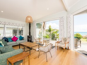 TV - Ocean Oasis - Langs Beach Holiday Home (Langs Beach)