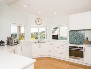 Réfrigérateur, micro-ondes, four, lave-vaisselle