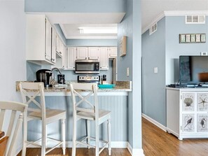 Fridge, microwave, oven, stovetop - Perfect Couples Getaway ^ Fun, Sunsets, Beach Walks ^ Quiet End of West Beach (Gulf Shores)