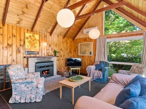 TV - Copper Beech Cottage - Wharewaka Holiday Home (Wharewaka)