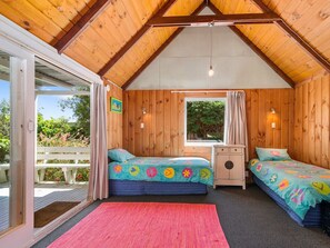3 bedrooms, iron/ironing board, bed sheets - Copper Beech Cottage - Wharewaka Holiday Home (Wharewaka)