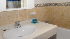 Shower, hair dryer, towels - Apartment Lima Center Playa Blanca By PVL (playa blanca)