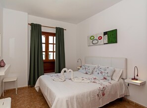 3 bedrooms, iron/ironing board, Internet, bed sheets