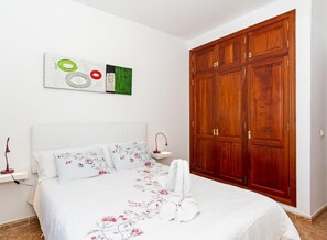 3 bedrooms, iron/ironing board, internet, bed sheets