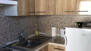 Frigorífico, microondas, horno y placa de cocina