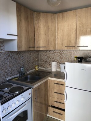 Jääkaappi, mikroaaltouuni, uuni, liesi