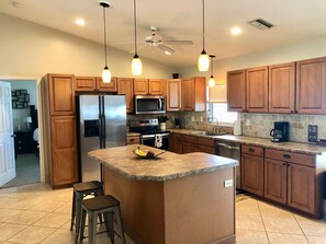 Frigorifero, microonde, forno, piano cottura