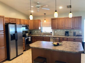 Frigorifero, microonde, forno, piano cottura