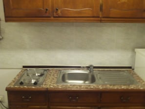 冷蔵庫、コンロ、コーヒー / ティーメーカー、調理器具と食器