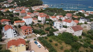 An aerial view of a coastal residential area with houses, a marina, and boats. - Studio apartment in Pakoštane with Seaview, Terrace, Air condition, WIFI (4852-1) (Pakoštane)