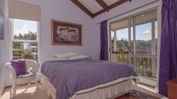 2 slaapkamers, een strijkplank/strijkijzer, beddengoed