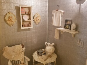Studio Suite trăng mật, 1 giường cỡ queen, phòng tắm riêng, quang cảnh sân vườn | Trang trí khác biệt, trang bị nội thất với thiết kế riêng biệt
