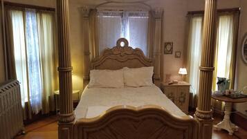 White Suite, 1 Queen Bed, private Bathroom, Courtyard View | Individually decorated, individually furnished, laptop workspace