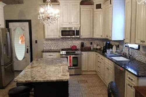 Shared fridge, microwave, oven, coffee/tea maker