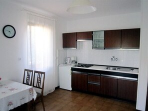 Fridge, stovetop, dishwasher, cookware/dishes/utensils