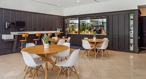 Dining - Downtown Printer Row district Hotel style room (Chicago)