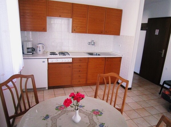 Refrigerador, placa de cocina, lavavajillas, utensilios de cocina