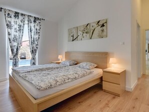 4 bedrooms, in-room safe, iron/ironing board, free WiFi