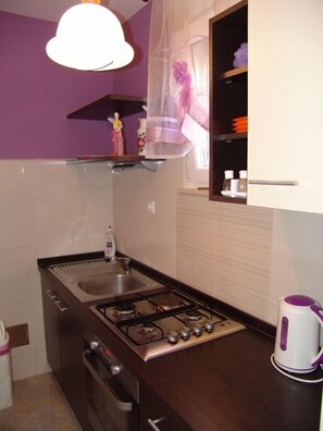 Frigorifero, microonde, forno, piano cottura