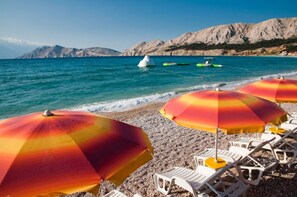Una spiaggia nelle vicinanze