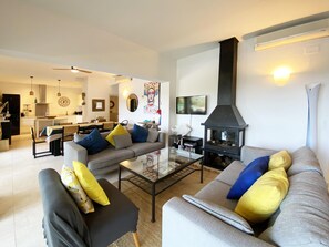 TV, fireplace - Holiday rental villa with swimming pool in Begur (Begur)