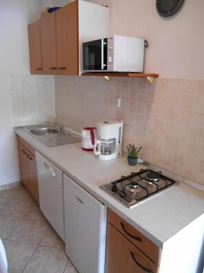 Refrigerador, microondas, placa de cocina, lavavajillas