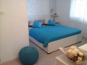 Iron/ironing board, free WiFi, bed sheets