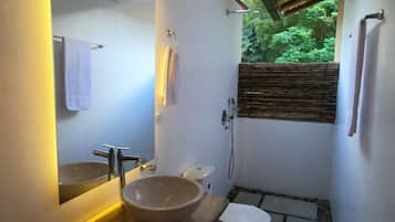 La Heliconia X 10 | Baño | Ducha, toallas, jabón y papel higiénico