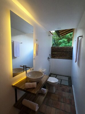 La Heliconia X 10 | Salle de bain | Douche, serviettes fournies, savon, papier toilette