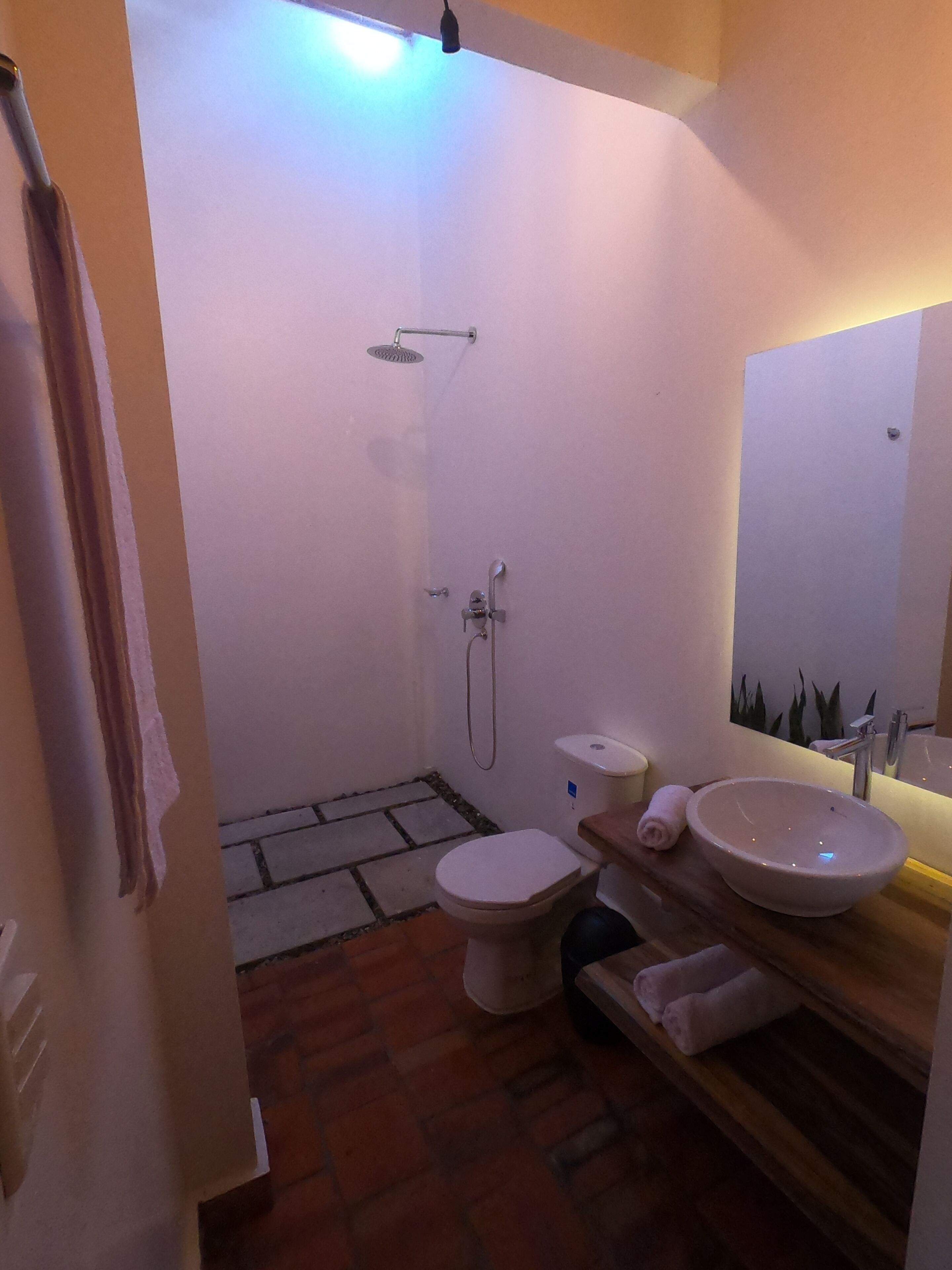 Un baño con ducha, inodoro y lavamanos.