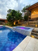 Una piscina al aire libre, sombrillas