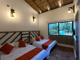 Ropa de cama de alta calidad, cubrecamas, minibar y muebles diferentes 