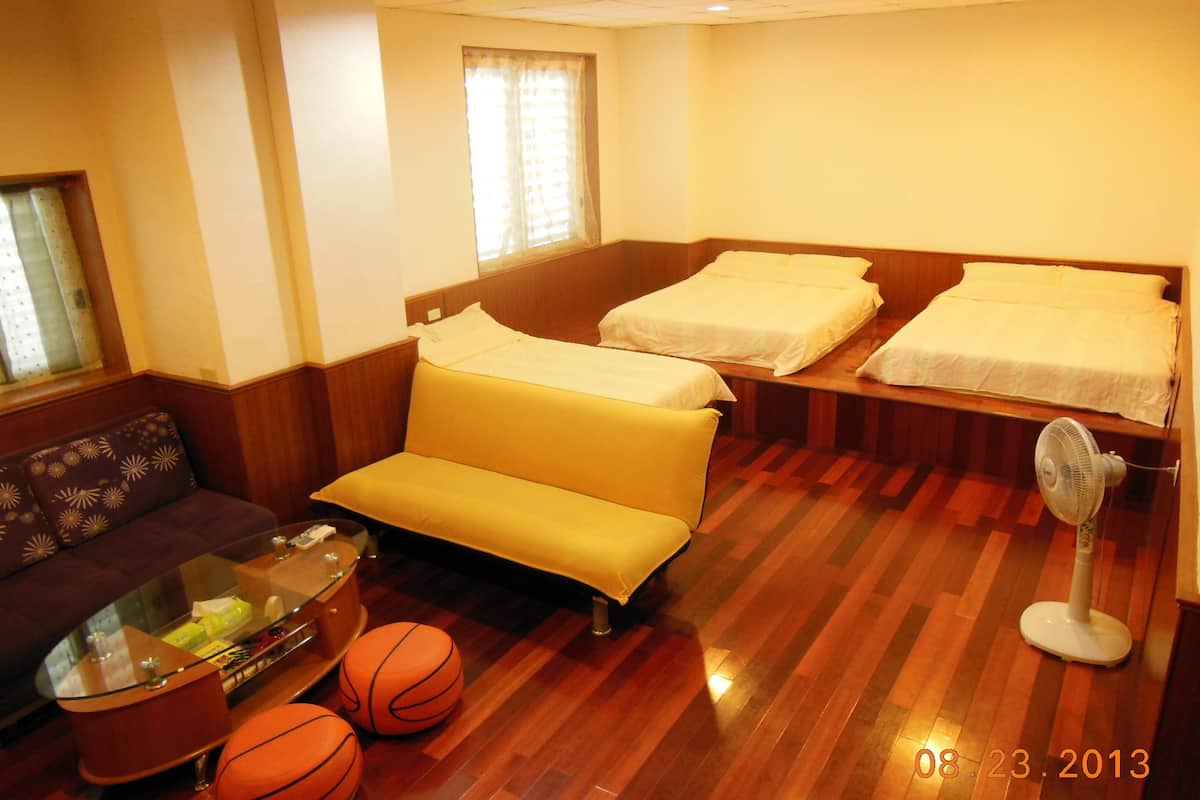 Family Room | 1 bedroom, desk, free WiFi, bed sheets
