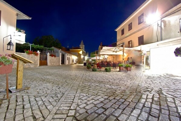 Outdoor dining - Apartment in Nin with Seaview, Terrace, Air condition, WIFI (4868-3) (Nin)