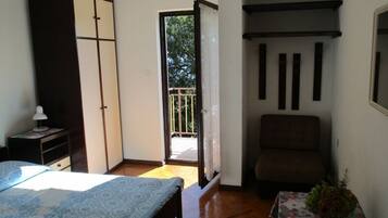 4 slaapkamers, een strijkplank/strijkijzer, gratis wifi, beddengoed