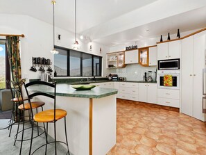 Fridge, microwave, oven, dishwasher - Kawarau Bay View - Cromwell Holiday Home (Cromwell)