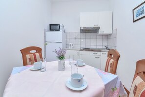 Réfrigérateur, plaque de cuisson, lave-vaisselle, cafetière/bouilloire