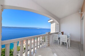 تناول الطعام بالخارج