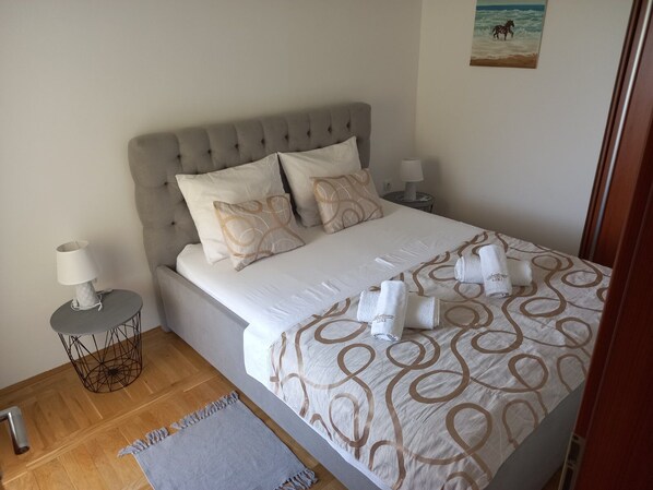 A neatly made bed with a patterned bedspread, two pillows, and a bedside table with a lamp. - Apartment in Pisak with Seaview, Balcony, Air condition, WIFI (4871-4) (Pisak)