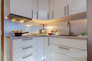 Frigorifero, forno, piano cottura, macchina per tè/caffè