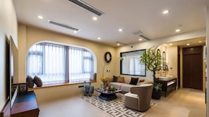 2304Presidential Residence No.1, 108 square meters/270° large panoramic bay window/luxury experience | Living room | 55-inch LED TV with digital channels, toys, pay films - Guangzhou He She Art Apartment  (Guangzhou)