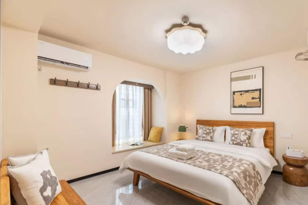 2 bedrooms, premium bedding, down comforters, memory foam beds