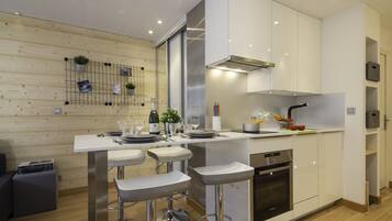 Fridge, microwave, oven, stovetop