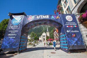 Un arco con pancartas para UTMB Mont-Blanc y Chamonix Mont-Blanc, indicando un evento de senderismo.
