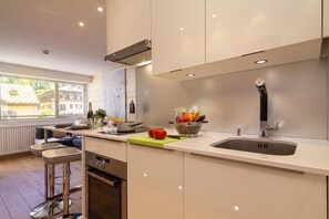 Coffee/tea maker, fridge, microwave, oven