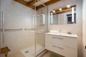 Shower, hair dryer, towels - Résidence Androsace 53, Argentière (Chamonix), France (Argentière (Chamonix))