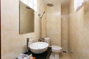 Shower, free toiletries, slippers, bidet