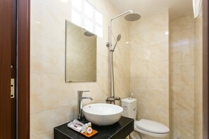 Kamar Triple Deluks | Kamar mandi | Shower, perlengkapan mandi gratis, sandal, dan kloset